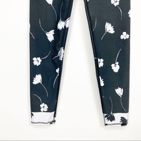 Fabletics Floral Capri Grey White Leggings XS - Picture 5 of 12